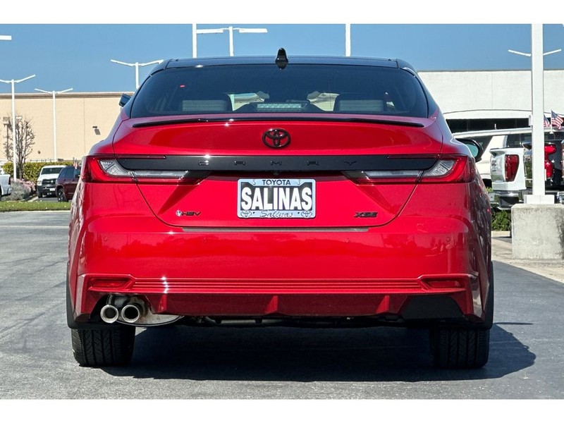 Toyota Camry Hybrid Vehicle Full-screen Gallery Image 05