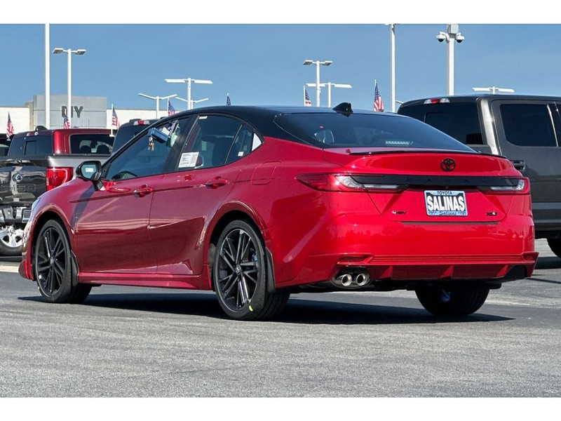 Toyota Camry Hybrid Vehicle Full-screen Gallery Image 06