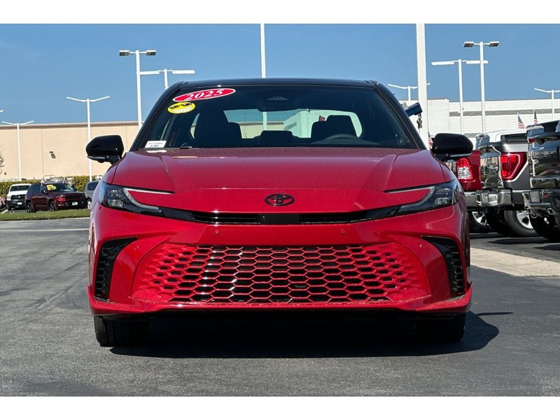 Toyota Camry Hybrid Vehicle Full-screen Gallery Image 09