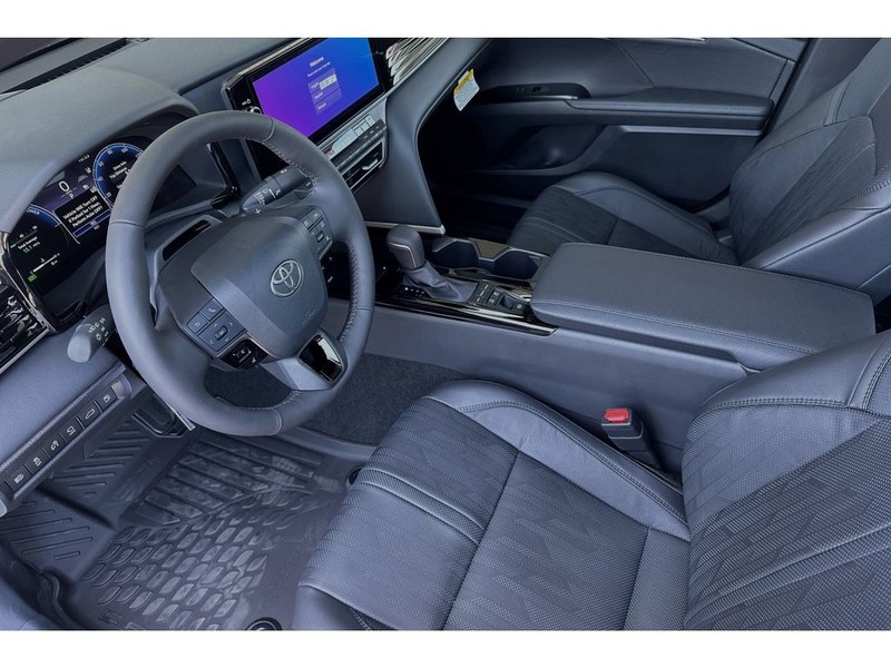 Toyota Camry Hybrid Vehicle Full-screen Gallery Image 10