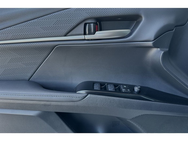 Toyota Camry Hybrid Vehicle Full-screen Gallery Image 11
