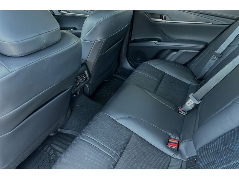 Toyota Camry Hybrid Vehicle Full-screen Gallery Image 12