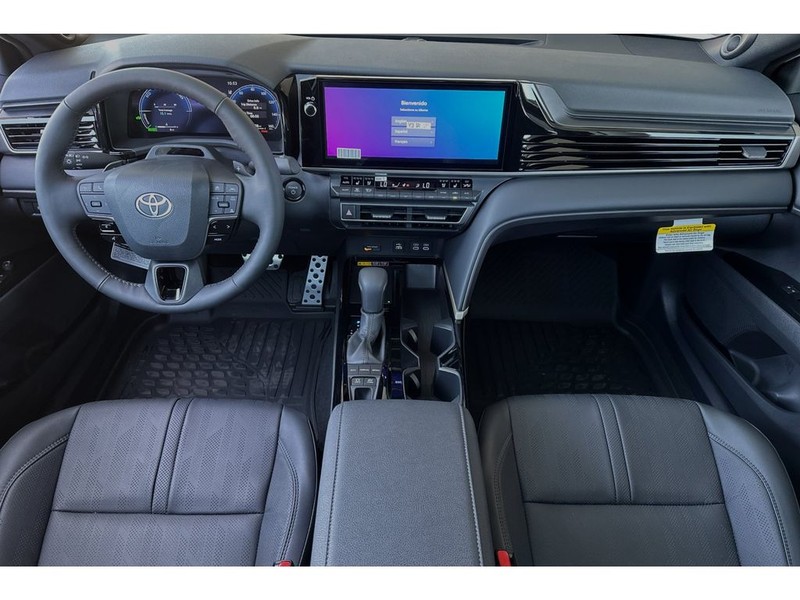 Toyota Camry Hybrid Vehicle Full-screen Gallery Image 13