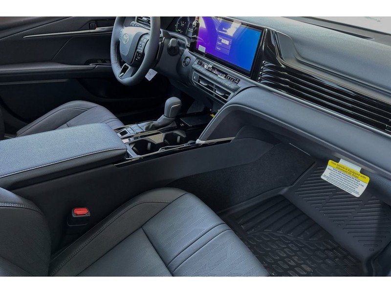 Toyota Camry Hybrid Vehicle Full-screen Gallery Image 15