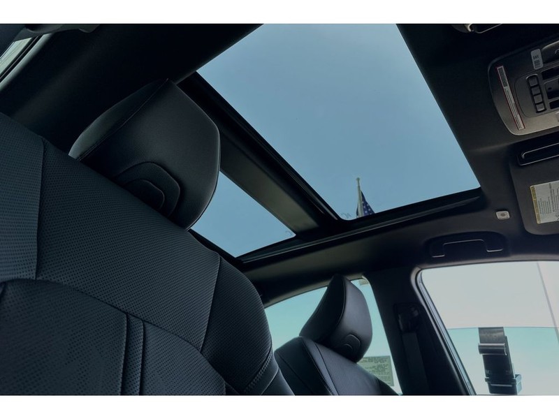 Toyota Camry Hybrid Vehicle Full-screen Gallery Image 16