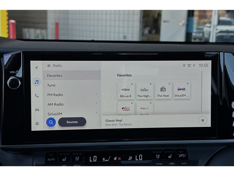 Toyota Camry Hybrid Vehicle Full-screen Gallery Image 17