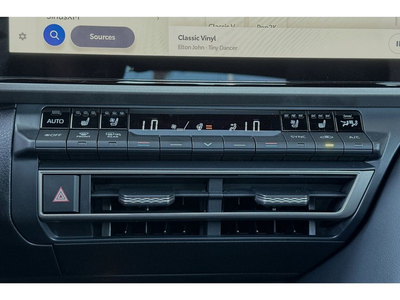 Toyota Camry Hybrid Vehicle Full-screen Gallery Image 18