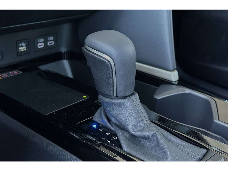Toyota Camry Hybrid Vehicle Full-screen Gallery Image 19
