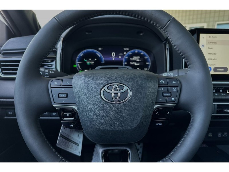 Toyota Camry Hybrid Vehicle Full-screen Gallery Image 21