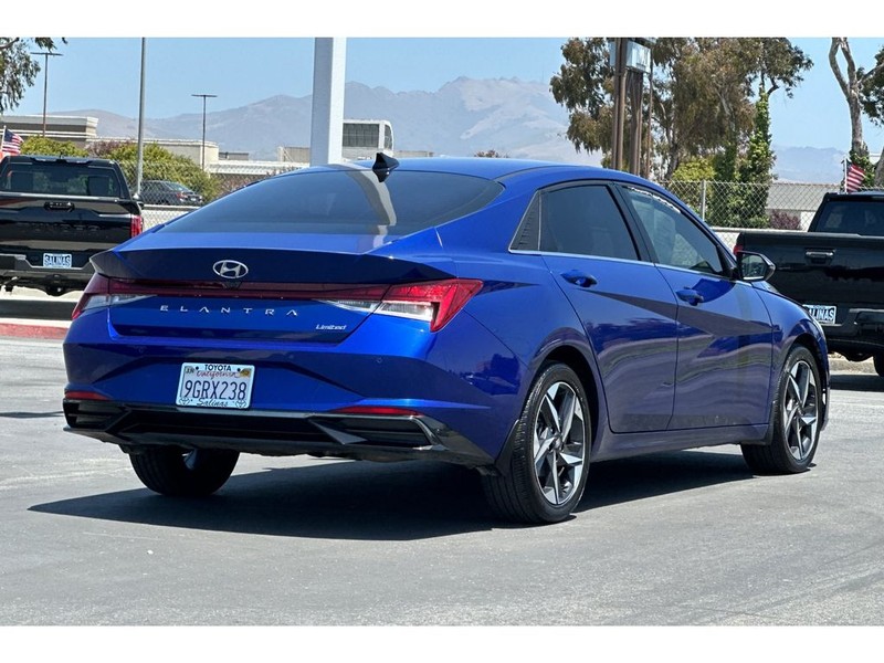 Hyundai Elantra Vehicle Full-screen Gallery Image 04