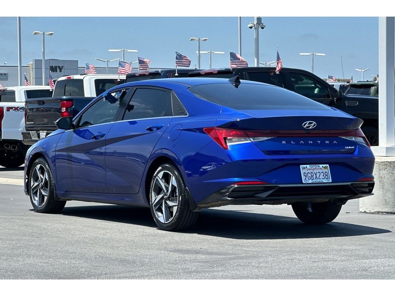 Hyundai Elantra Vehicle Full-screen Gallery Image 06