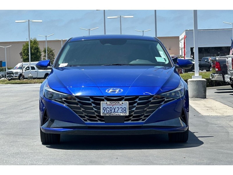 Hyundai Elantra Vehicle Full-screen Gallery Image 09