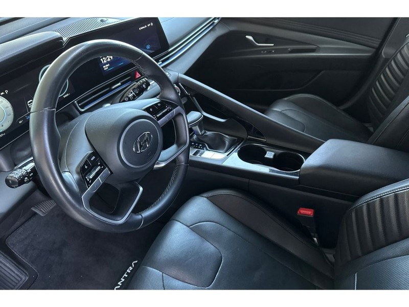 Hyundai Elantra Vehicle Full-screen Gallery Image 10