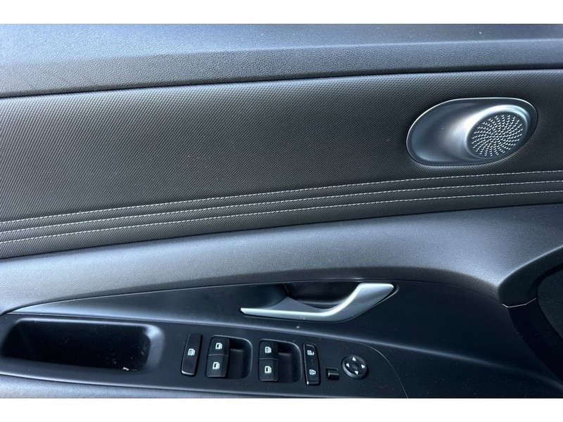 Hyundai Elantra Vehicle Full-screen Gallery Image 11