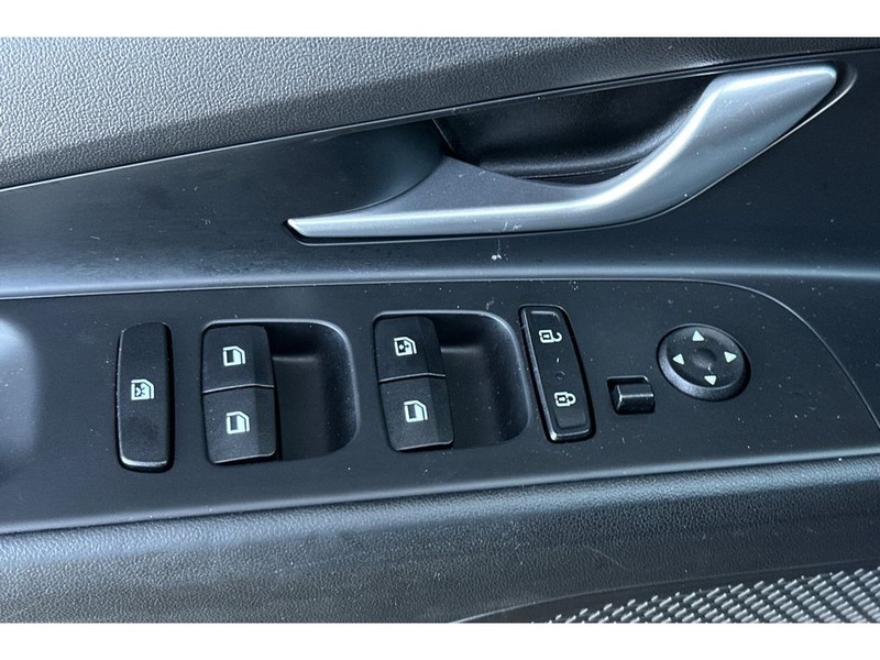 Hyundai Elantra Vehicle Full-screen Gallery Image 12