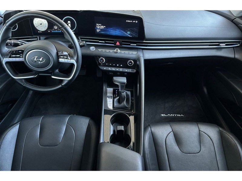 Hyundai Elantra Vehicle Full-screen Gallery Image 14