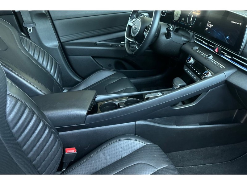 Hyundai Elantra Vehicle Full-screen Gallery Image 16