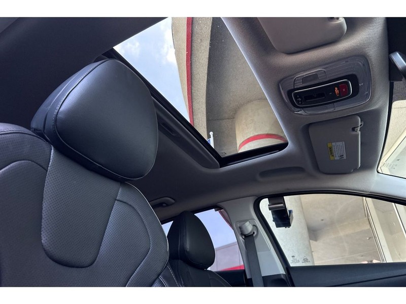 Hyundai Elantra Vehicle Full-screen Gallery Image 17