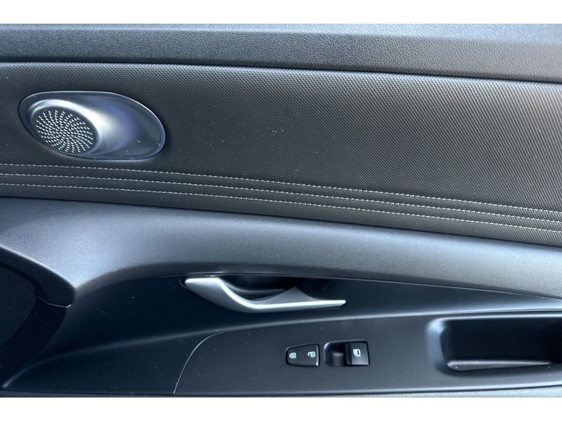 Hyundai Elantra Vehicle Full-screen Gallery Image 18