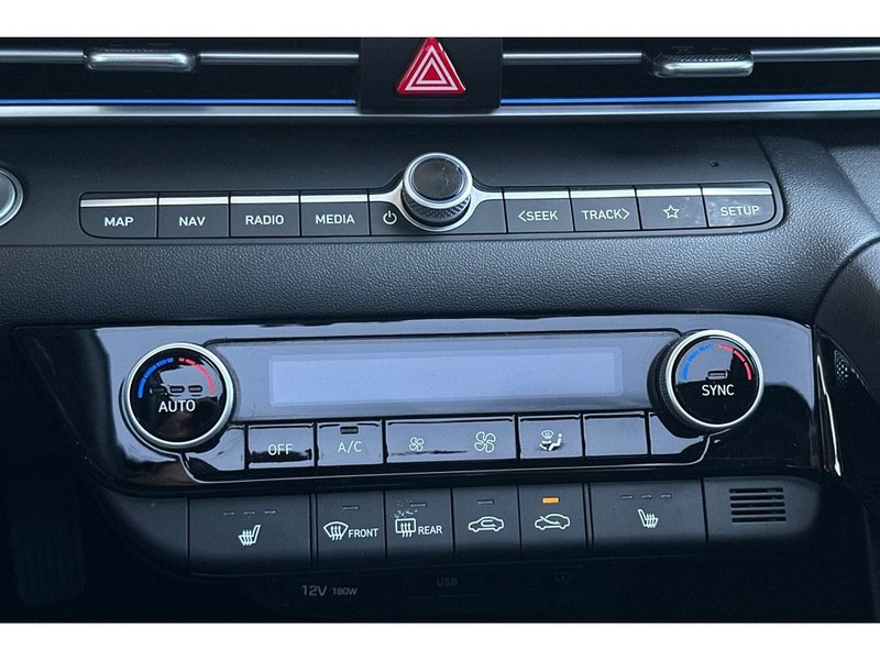 Hyundai Elantra Vehicle Full-screen Gallery Image 23