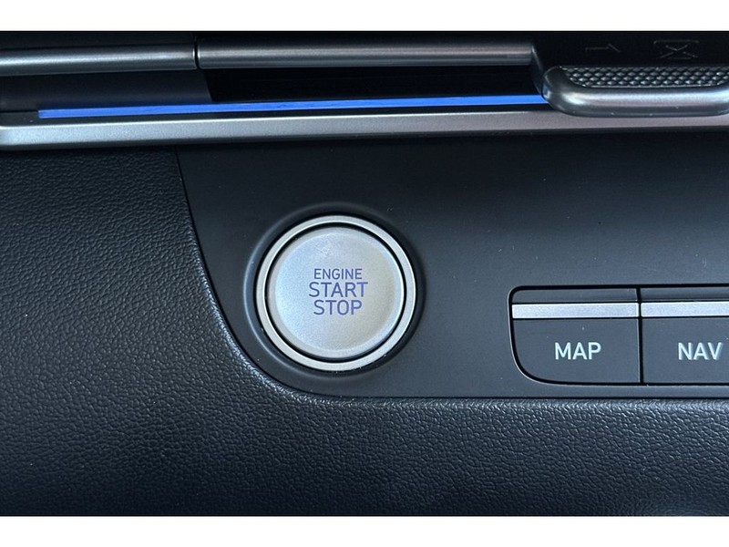 Hyundai Elantra Vehicle Full-screen Gallery Image 25