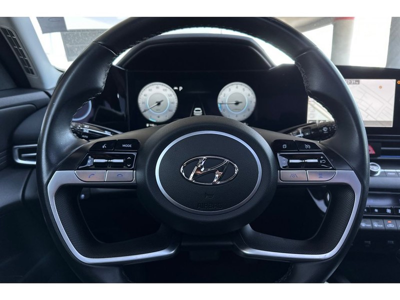 Hyundai Elantra Vehicle Full-screen Gallery Image 26