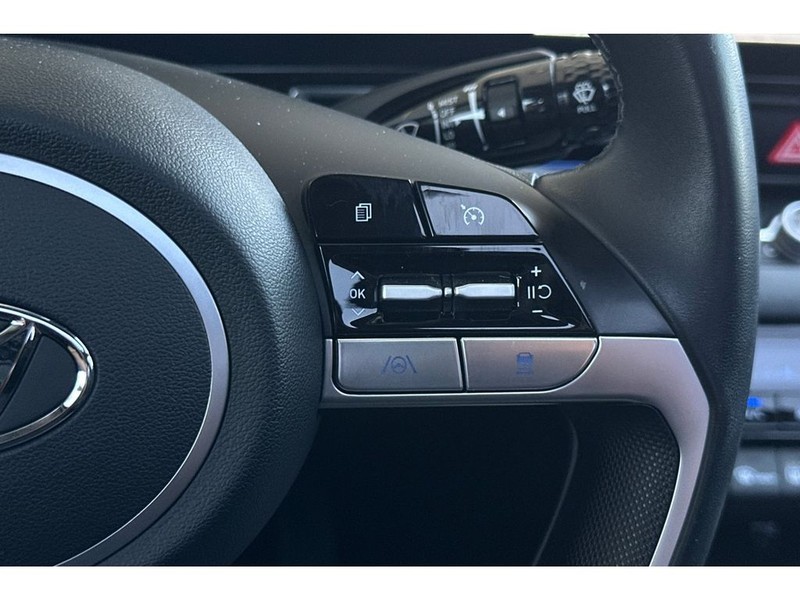 Hyundai Elantra Vehicle Full-screen Gallery Image 28
