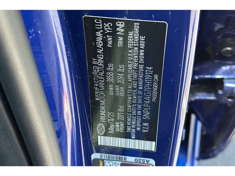 Hyundai Elantra Vehicle Full-screen Gallery Image 34