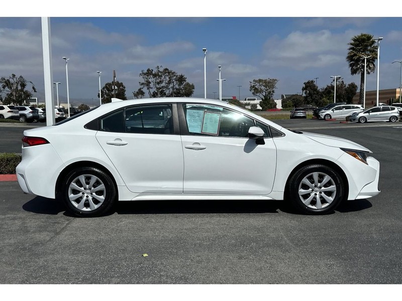 Toyota Corolla Vehicle Full-screen Gallery Image 03