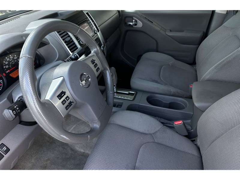 Nissan Frontier Vehicle Full-screen Gallery Image 10