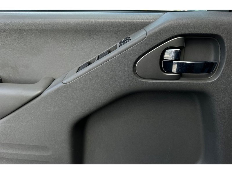Nissan Frontier Vehicle Full-screen Gallery Image 11