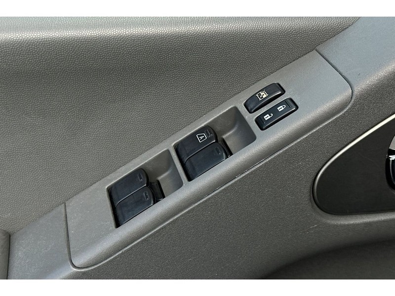 Nissan Frontier Vehicle Full-screen Gallery Image 12