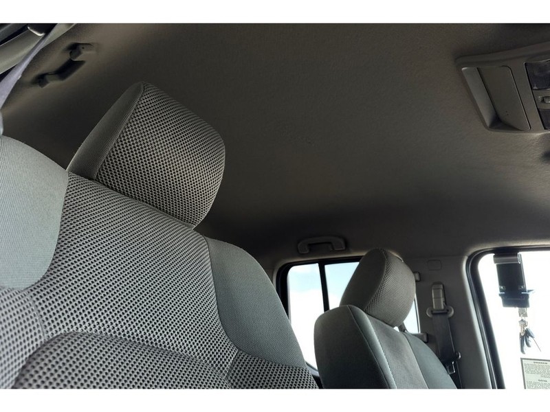 Nissan Frontier Vehicle Full-screen Gallery Image 17