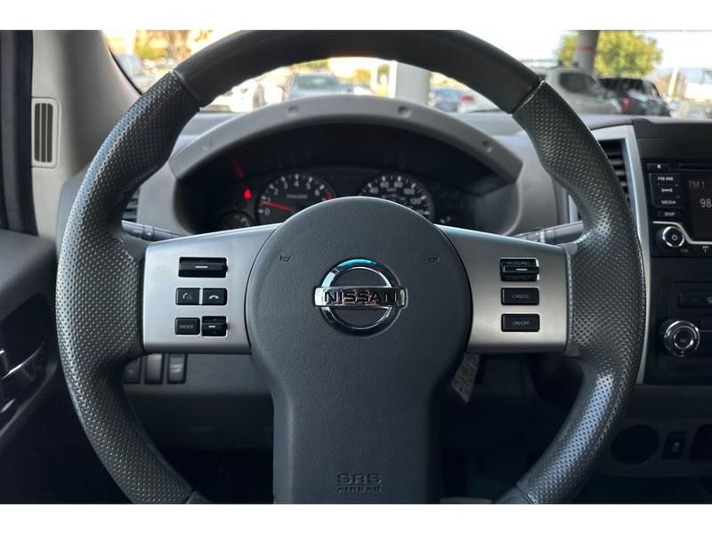 Nissan Frontier Vehicle Full-screen Gallery Image 22