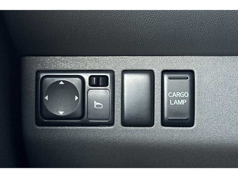 Nissan Frontier Vehicle Full-screen Gallery Image 27