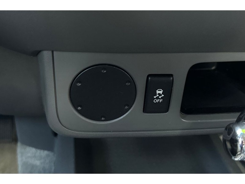 Nissan Frontier Vehicle Full-screen Gallery Image 30
