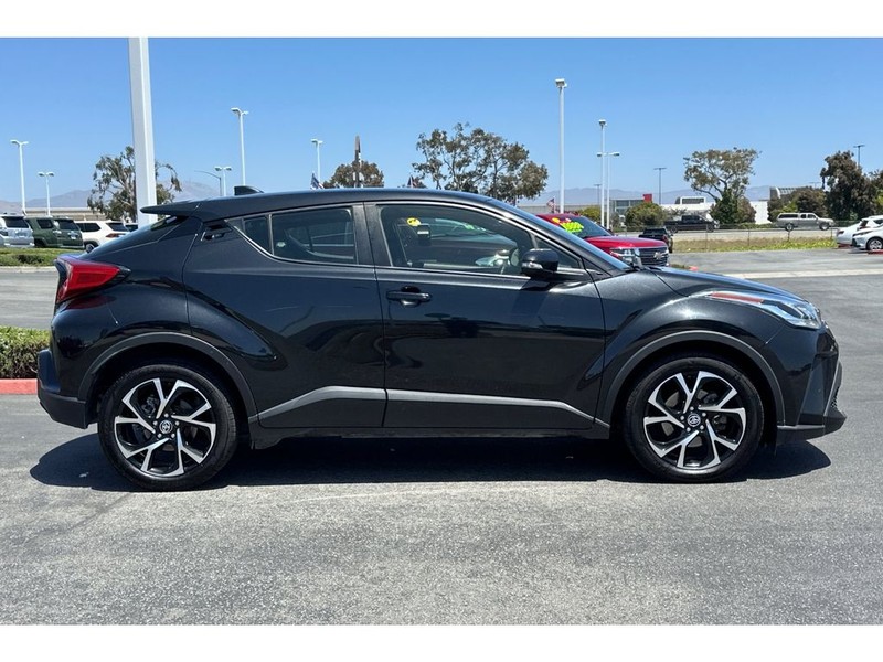 Toyota C-HR Vehicle Full-screen Gallery Image 03