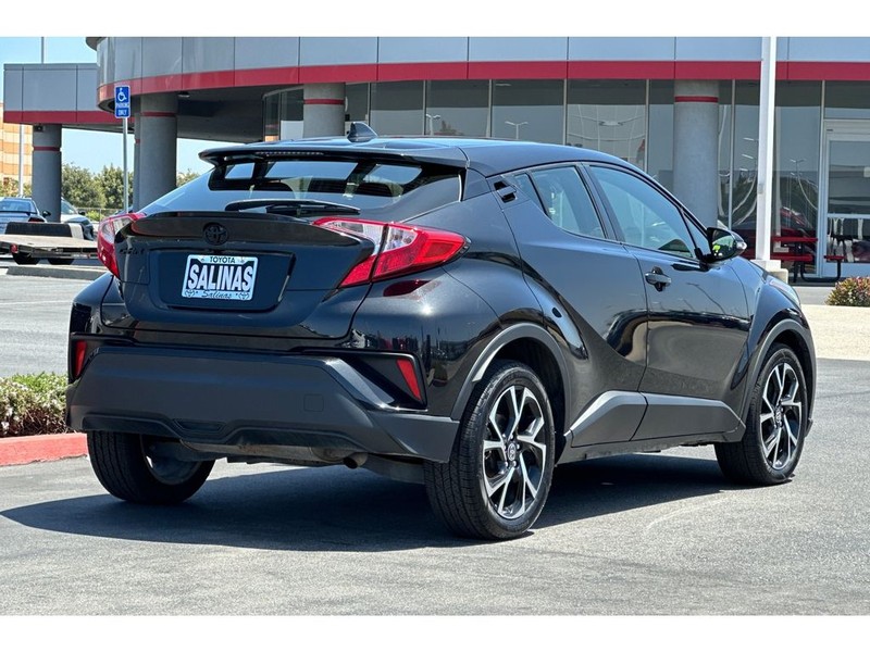 Toyota C-HR Vehicle Full-screen Gallery Image 04