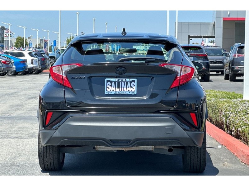 Toyota C-HR Vehicle Full-screen Gallery Image 05