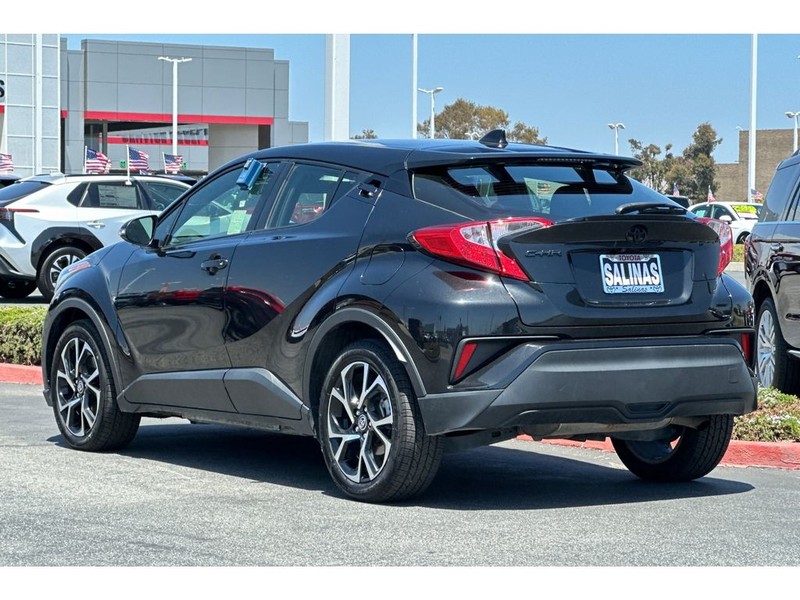 Toyota C-HR Vehicle Full-screen Gallery Image 06