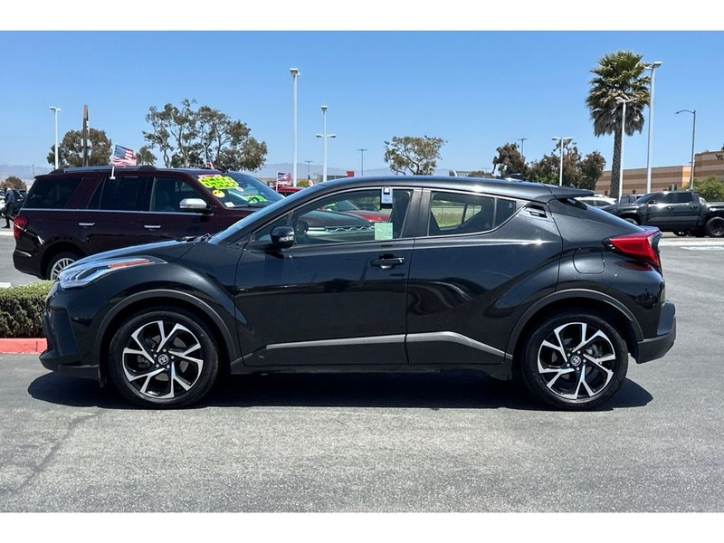 Toyota C-HR Vehicle Full-screen Gallery Image 07