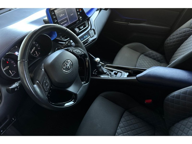 Toyota C-HR Vehicle Full-screen Gallery Image 10