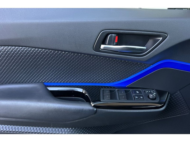 Toyota C-HR Vehicle Full-screen Gallery Image 11