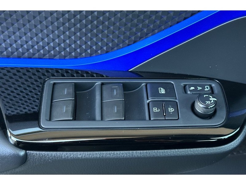 Toyota C-HR Vehicle Full-screen Gallery Image 12