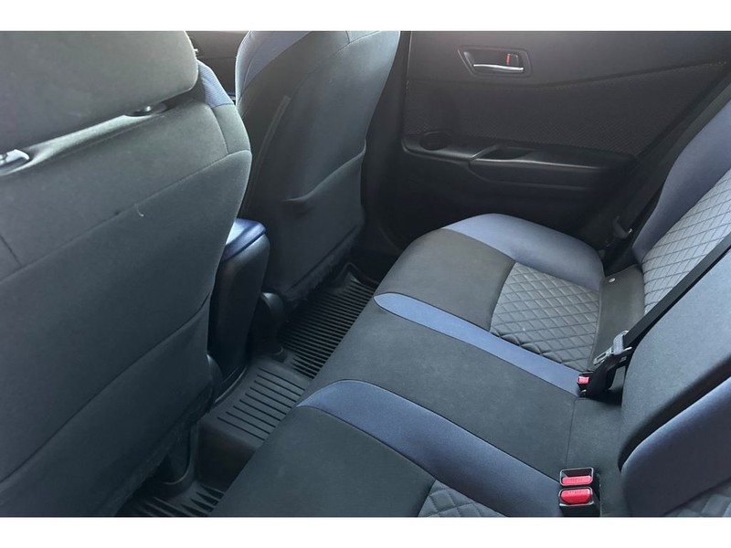 Toyota C-HR Vehicle Full-screen Gallery Image 13