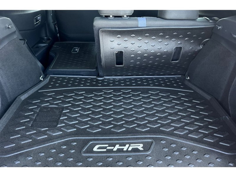 Toyota C-HR Vehicle Full-screen Gallery Image 16