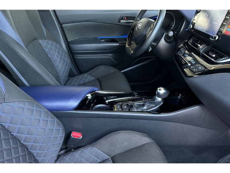 Toyota C-HR Vehicle Full-screen Gallery Image 17