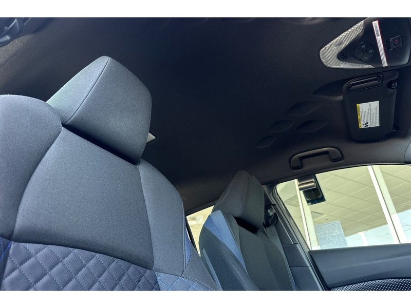 Toyota C-HR Vehicle Full-screen Gallery Image 18