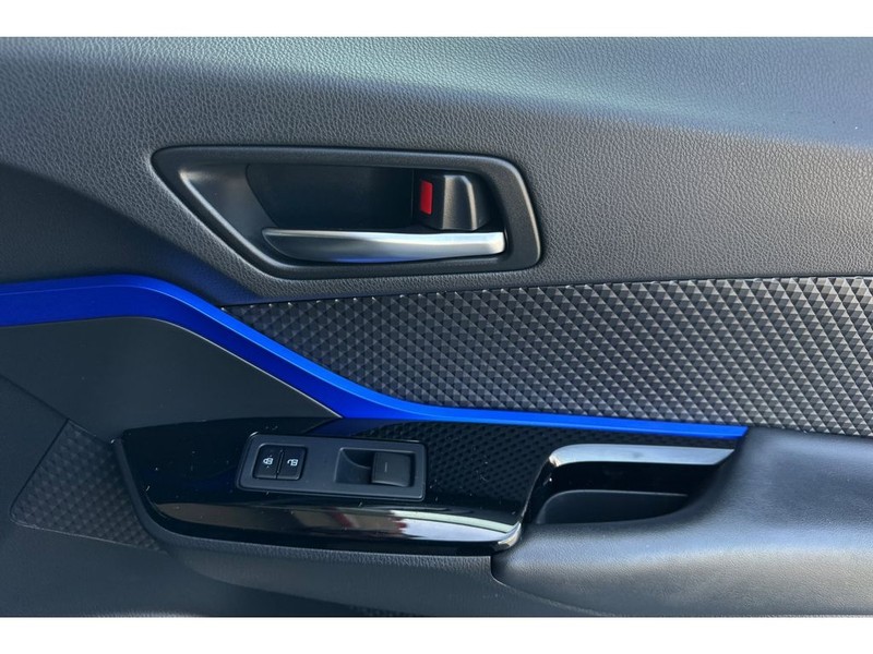 Toyota C-HR Vehicle Full-screen Gallery Image 19