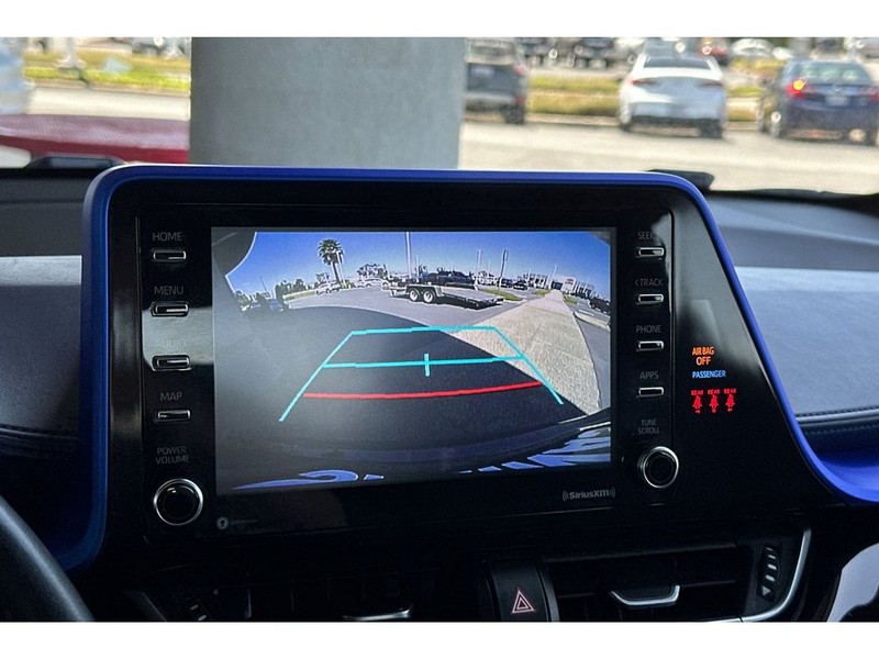 Toyota C-HR Vehicle Full-screen Gallery Image 21